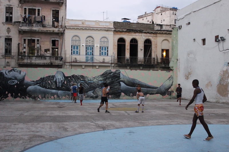 Ragazzi all'Avana giocano a pallone