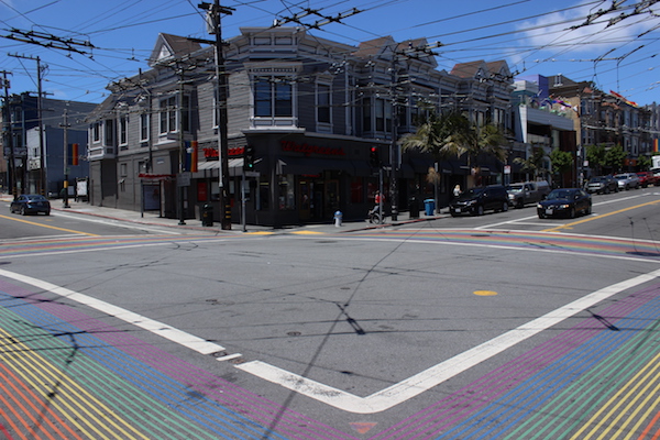 Strisce pedonali rainbow nel quartiere di Castro