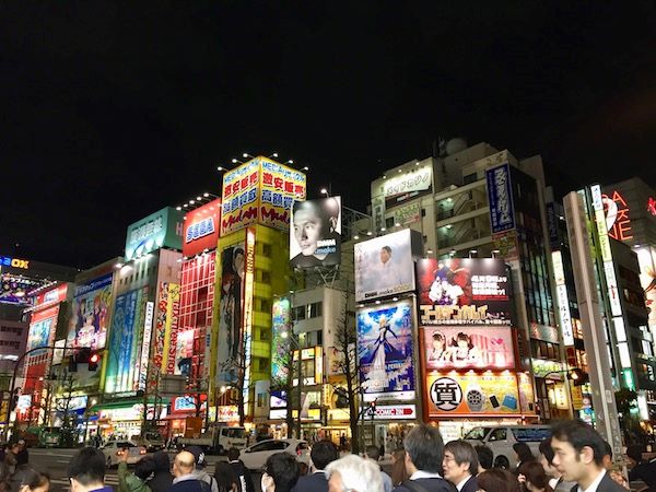 Akihabara di notte con le sue mille luci
