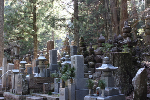 Il cimitero Okuno-In nel monte Koya in Giappone