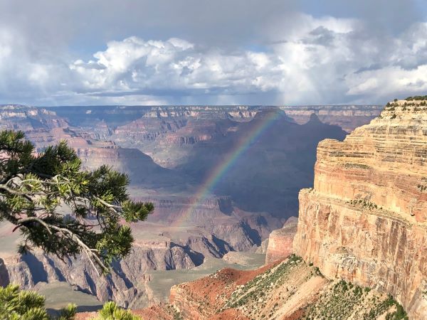 Un bellissimo arcobaleno sul Grand Canyon
