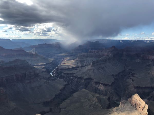 Vista del Grand Canyon con il fiume Colorado