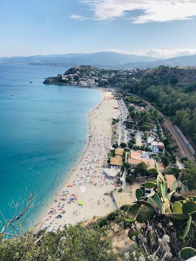 Spiaggia Caminia vista dall'alto