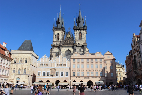 Chiesa Santa Maria di Tyn nella famosa piazza della città vecchia di Praga