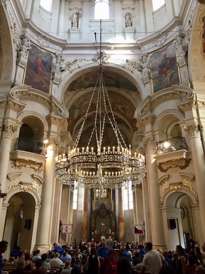 L'interno della chiesa di San Nicola a Praga con un maestoso lampadario