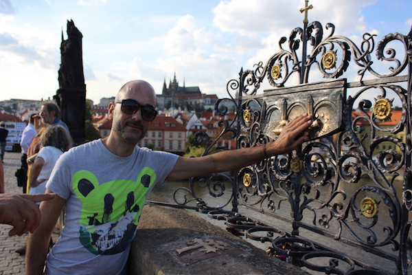 Tocco la lapide di San Giovanni Nepomucen sul Ponte Carlo a Praga