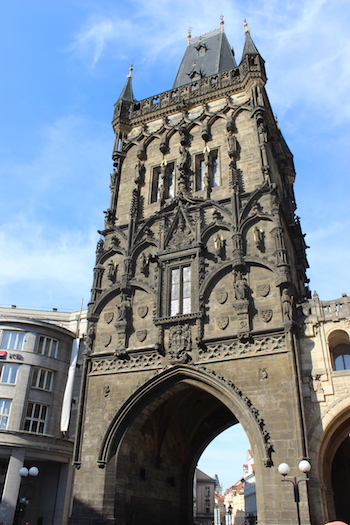 La torre delle polveri a Praga segna l'accesso alla città vecchia