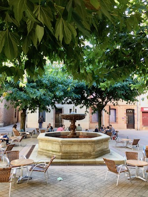 Piccola piazza con fontana ad Albi