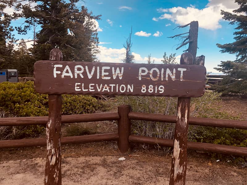 Cartello che segna l'altitudine del Farview point