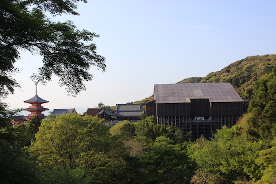 La famosa terrazza del Kiyomizu-dera in ristrutturazione