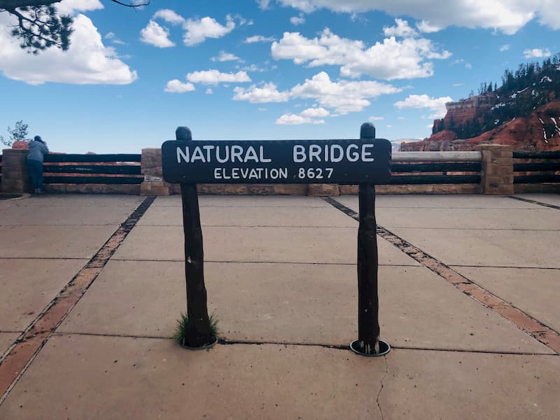 Cartello che segna l'altitudine del Natural Bridge viewpoint