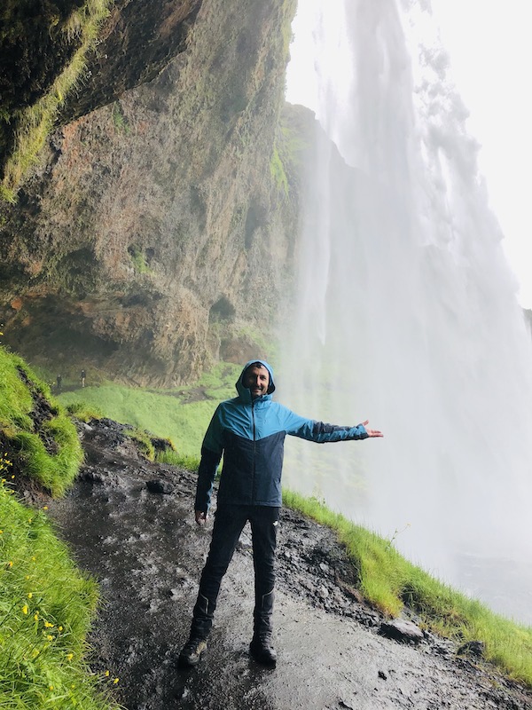 Che bello camminare dietro la cascata Seljalandsfoss