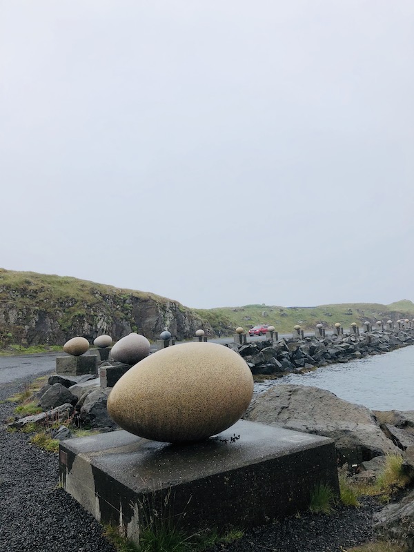 l’Eggin í Gleðivík: un’opera pubblica a Djupivogur. Sono una trentina di grosse uova di marmo ognuna delle quali rappresenta un uccello del luogo.