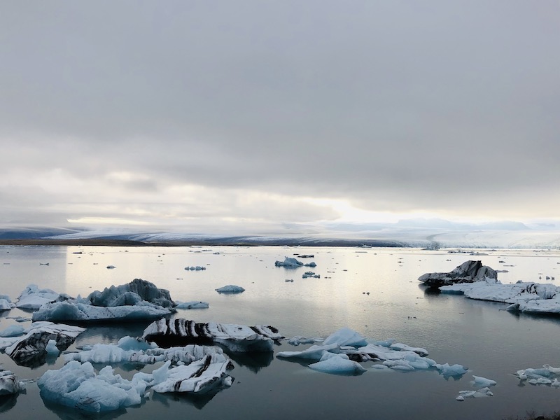 La laguna di Jokulsarlon con gli iceberg che galleggiano
