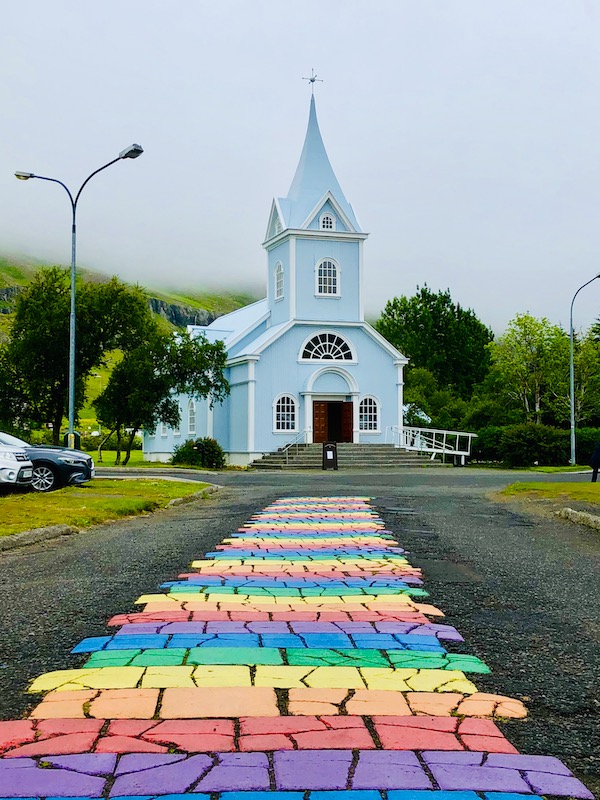 Rainbow Street a Seydisfjordur che porta alla chiesetta celeste