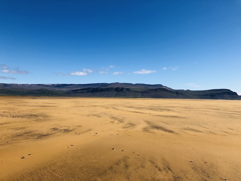 La vastità della spiaggia Raudasandur
