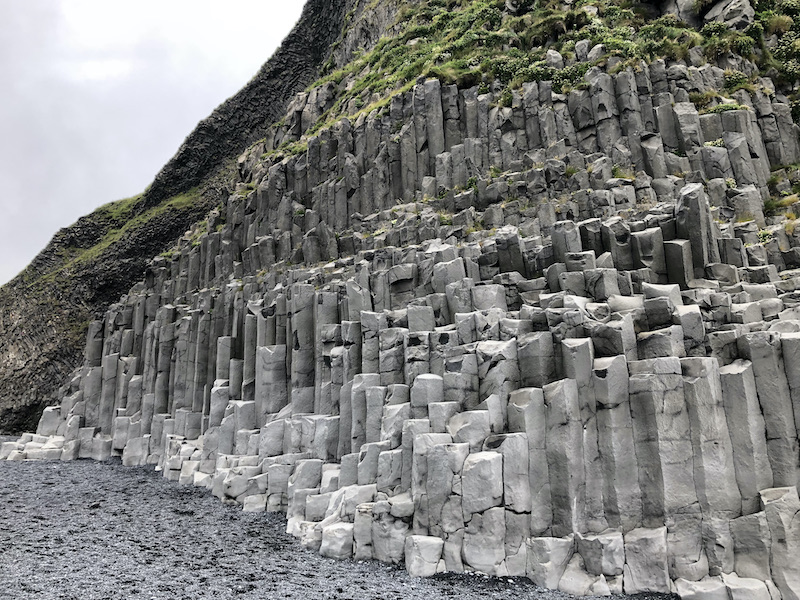 I pilastri basaltici sulla spiaggia nera Reynisfjara
