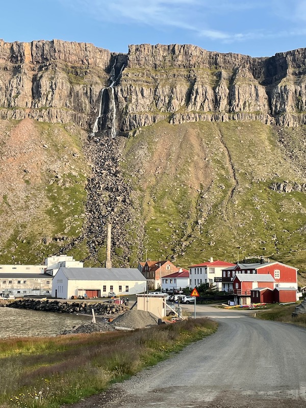 Djúpavík con la cascata alle spalle