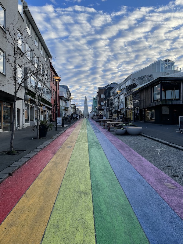 Via Skolavoerdustigur la via dell'arcobaleno di Reykjavík