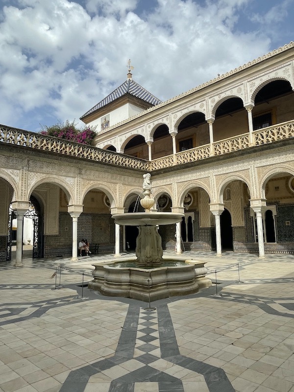 Il patio della Casa de Pilatos a Siviglia