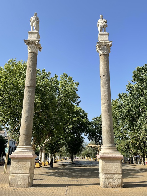 statue di Ercole e Giulio Cesare su colonne romane in Alameda de Hercules a Siviglia
