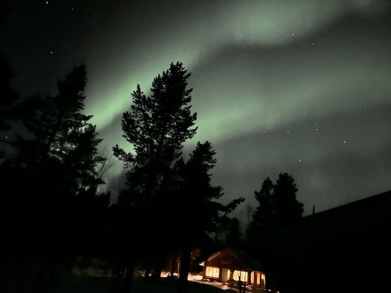 Inizio aurora boreale sopra il cottage di Inari