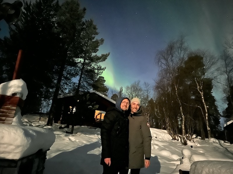 Aurora boreale ad Ivalo che spunta da dietro il nostro cottage