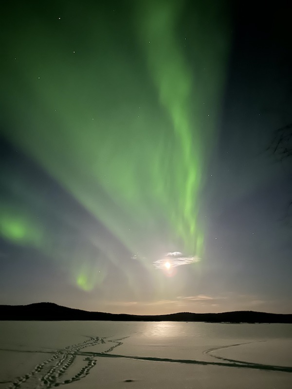 Aurora boreale sul lago ghiacciato di Inari